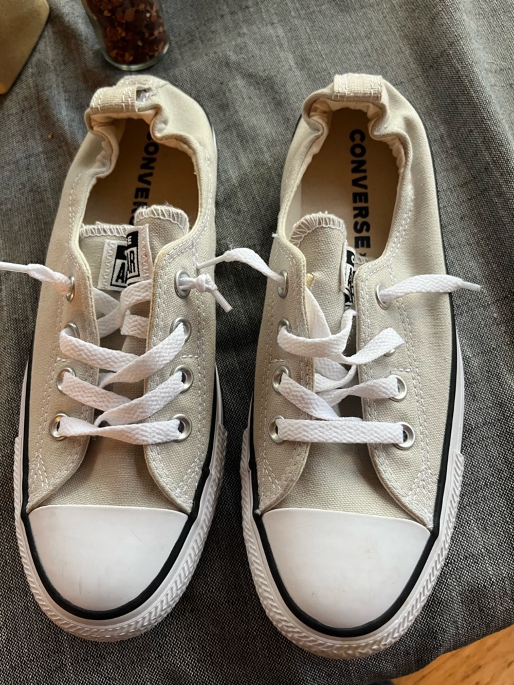 Converse Chuck Taylor Low Top Sneakers in beige and White - Picture 4 of 5